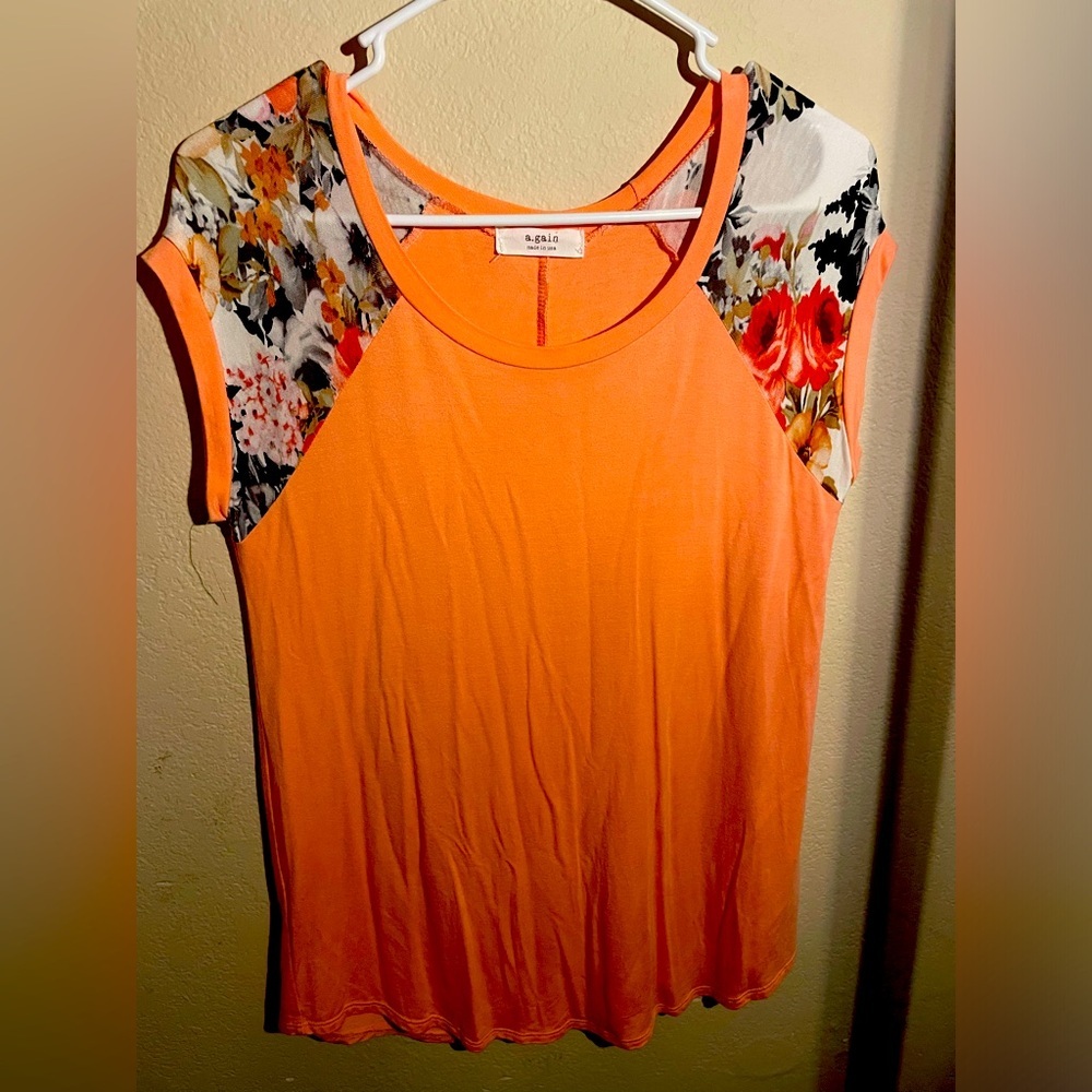 A gain Women’s peach flower, short sleeve top - Med-Large